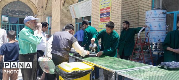 فعالیت چایخانه حضرت زهرا (س) در مسجد جامع 