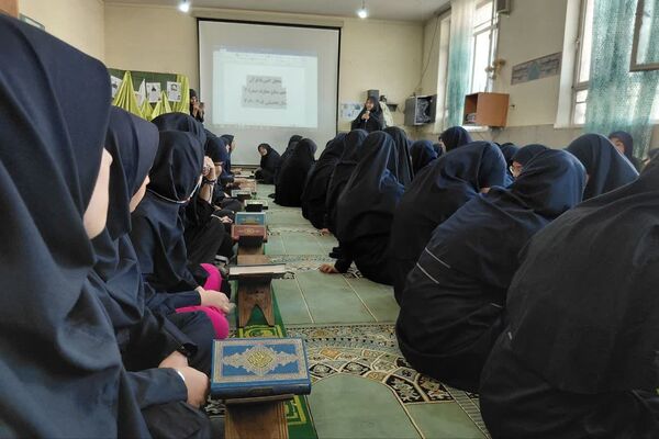 محفل انس با قرآن در دبیرستان معارف ناحیه ۴ شیراز 