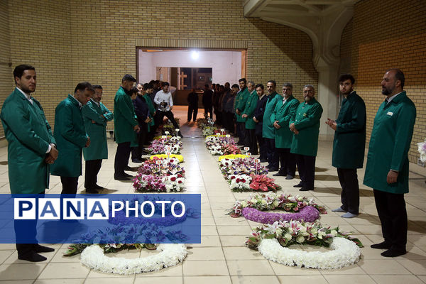 گل آرایی ضریح مطهر حضرت معصومه(س) به مناسبت روز دختر