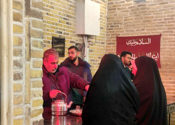 فعالیت چایخانه حضرت زهرا(س) نیشابور در هوای سرد زمستانی 