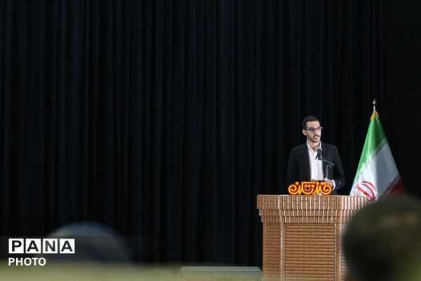 میزبانی میبد از طنزپردازان یزدی در شبی سرشار از لبخند