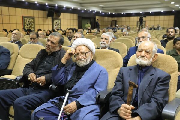 جلسه گرامیداشت و تجلیل از پدران و مادران شهدا 