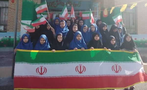 استقبال دانش‌آموزان مدارس شهرستان پردیس از دهه فجر انقلاب اسلامی ایران 