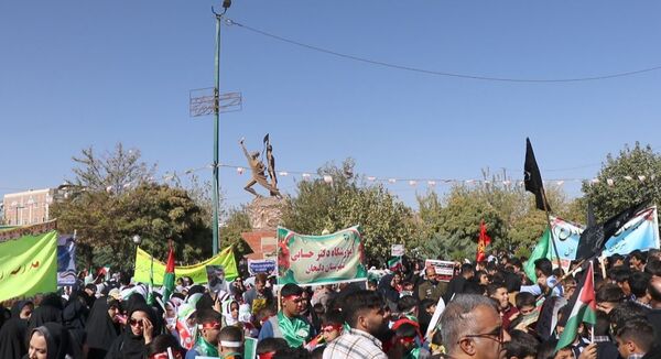 برپایی غرفه سازمان دانش‌آموزی دلیجان در راهپیمایی روز دانش‌آموز