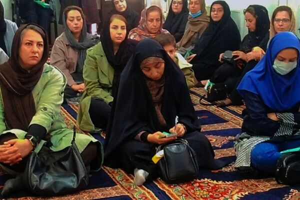 جلسه آموزش خانواده در دبیرستان پروین اعتصامی