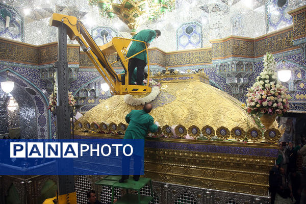 گل آرایی ضریح مطهر حضرت معصومه(س) به مناسبت روز دختر