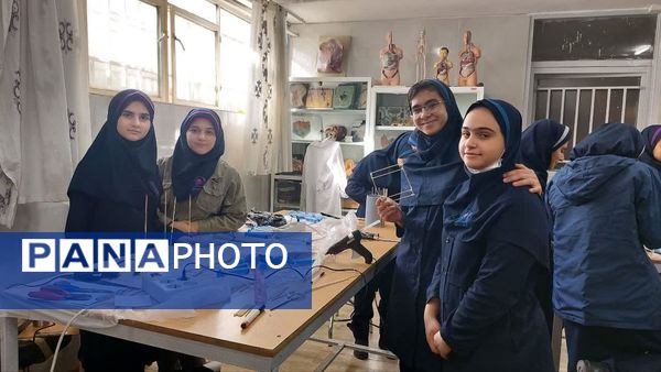 کارسوق سازه های سرنگی در دبیرستان دخترانه شاهدبحرینیان ناحیه۴ اصفهان