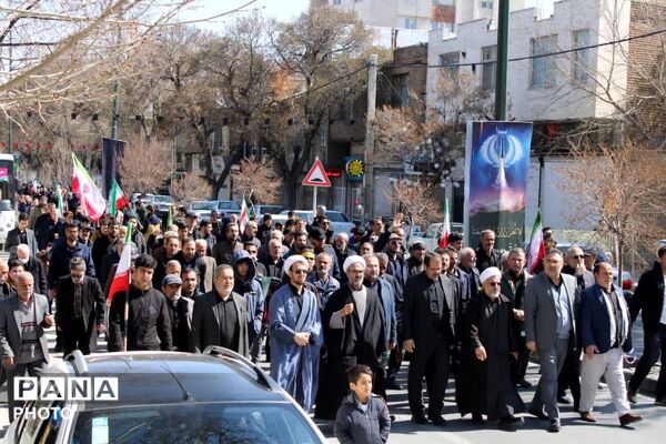 راهپیمایی دانش‌آموزان در همدان