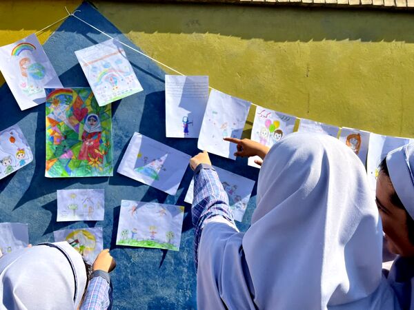 از «درخت آرزوها» تا «نمایشگاه هنری» در جشن روز کودک دبستان احمد کاظمی ۲