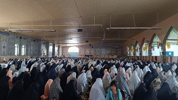 حضور پرشور دانش‌آموزان و فرهنگیان در نماز جمعه یاسوج