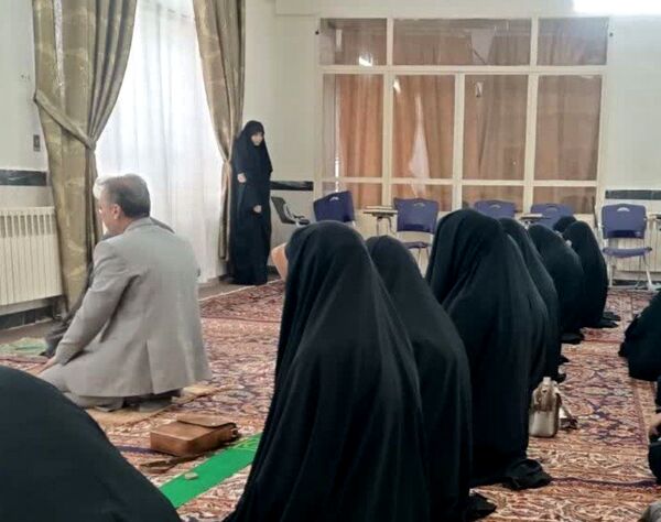 برپایی نماز جماعت در مکتب النرجس