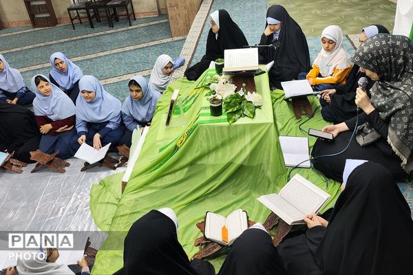 محفل نورانی انس با قرآن کریم در دبستان حکمت نبوی ناحیه دو شهرری 