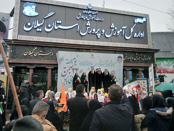 باران عشق وارادت به انقلاب همراه با باران‌ها ی نقره‌ای رشت