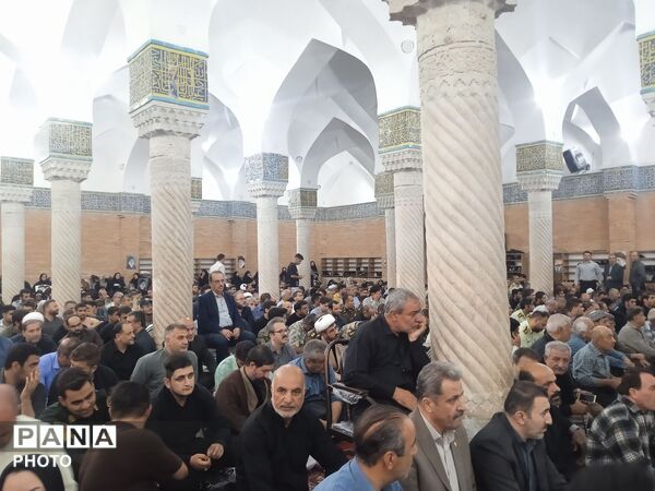 مراسم گرامیداشت رهبر شهید در مسجد جامع سنندج