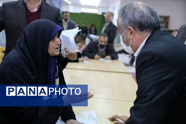 میز خدمت مسئولان در مصلی المهدی بیرجند 