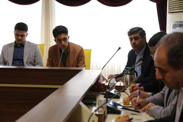 نشست مدیرکل آموزش و پرورش آذربایجان شرقی با نمایندگان مجلس دانش‌آموزی