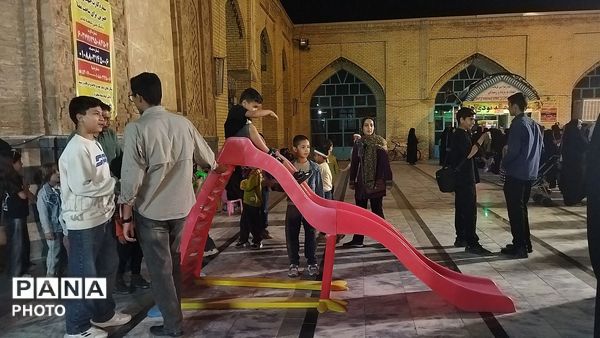 غرفه دهه نودی ها هر شب پرشور تر از قبل در نیشابور