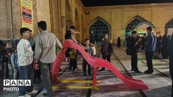 غرفه دهه نودی ها هر شب پرشور تر از قبل در نیشابور