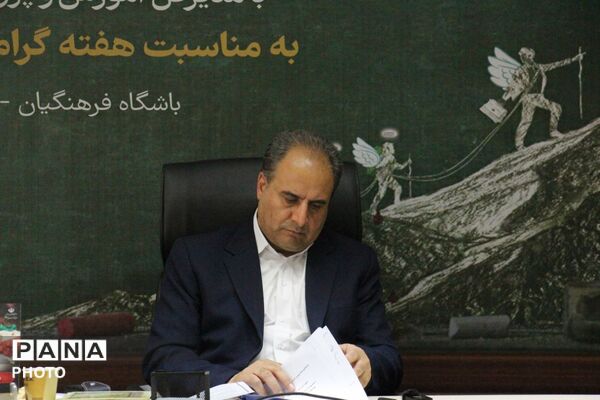 نشست خبری مدیرکل آموزش و پرورش آذربایجان شرقی با اصحاب رسانه به‌مناسبت هفته گرامیداشت مقام معلم