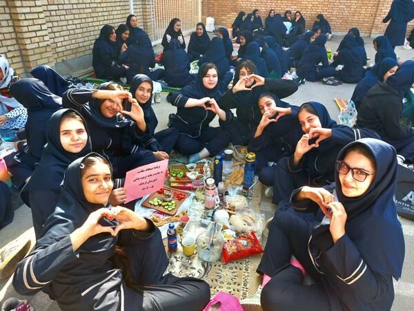 صبحی سالم در دبیرستان دخترانه فرهنگ قرچک