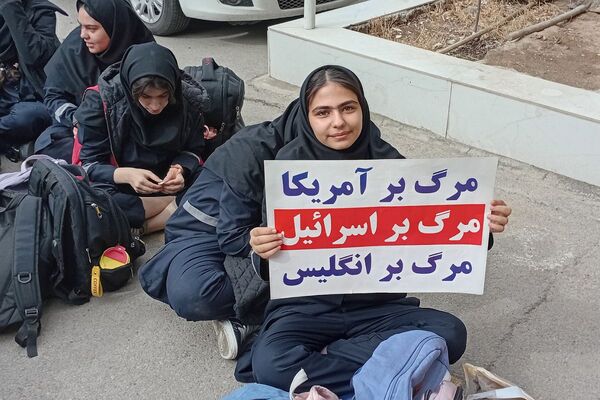  مراسم به مناسبت ۲۲ بهمن ماه در مدرسه شهید زهره‌وند، شهرستان قرچک