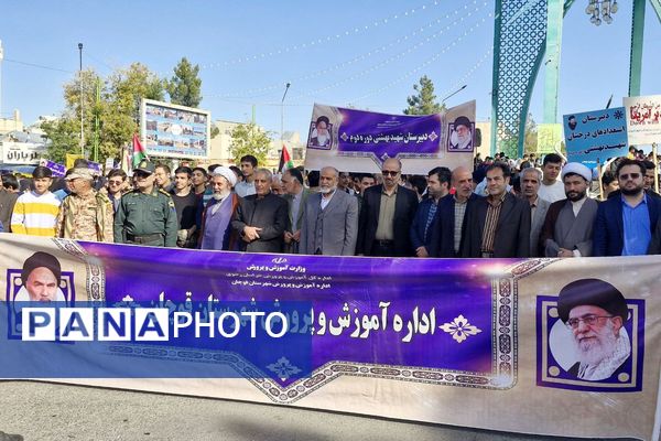 میدان‌داری دانش‌آموزان و همه‌ اقشار قوچانی در دفاع از ارزش‌های انقلاب 