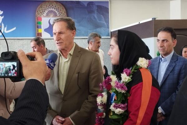 مراسم استقبال از دانش‌آموز مدال آور