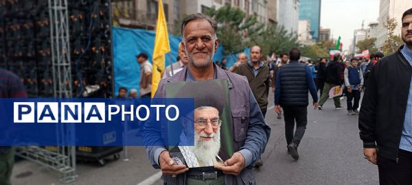 حضور مدیر آموزش و پرورش منطقه ۱۳ در راهپیمایی روز دانش‌آموز 