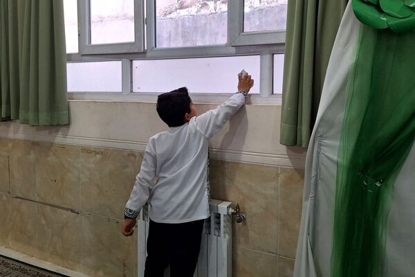 دانش‌آموزان دبستان معارف 6 با پاکسازی مدرسه به پویش چله خدمت پیوستند