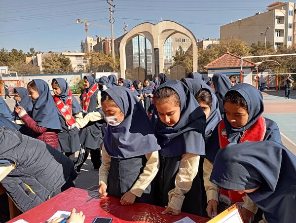 انتخابات شورای دانش آموزی در دبستان آرمینه مصلی نژاد ناحیه ۶ 