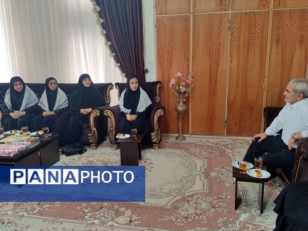 دیدار دانش‌آموزان هنرستان بصیرت با خانواده جانباز قاسم رسائی پور