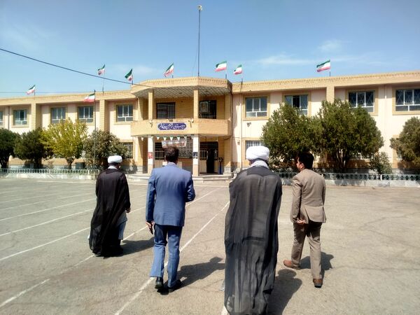 بازدید مدیر آموزش و پرورش و امام جمعه کاشمر از دبیرستان امام خمینی (ره) کاشمر 