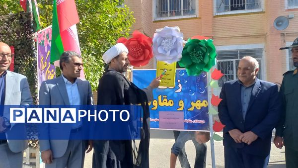 نواخته شدن زنگ مهر و مقاومت در دبیرستان شهید سلیمانی فیروزان با حضور مسئولان استانی و منطقه‌ای