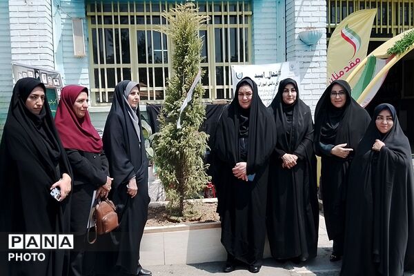  آیین کاشت نهال امید به یاد شهدای دانش‌آموز جنگ رمضان در دبیرستان فتح المبین شهرری 