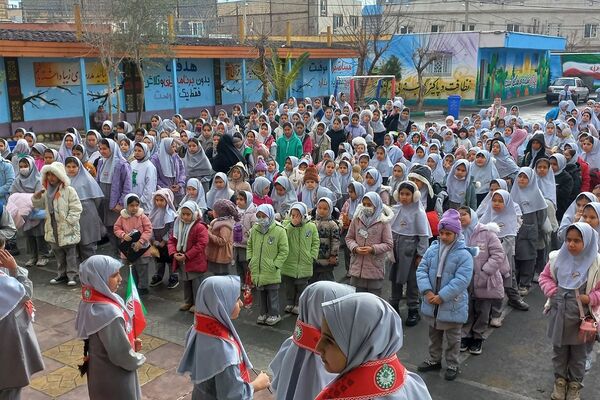 هم صدایی نسل آینده با انقلاب در مدرسه کودک مسلمان قرچک