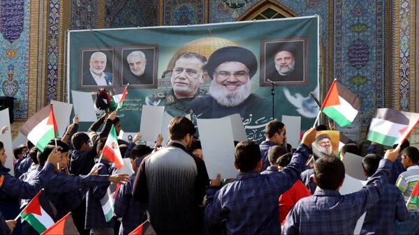  ادای احترام دانش‌آموزان و فرهنگیان شهرستان پاکدشت به مقام شامخ شهیدان مقاومت و شهید سید حسن نصرالله 