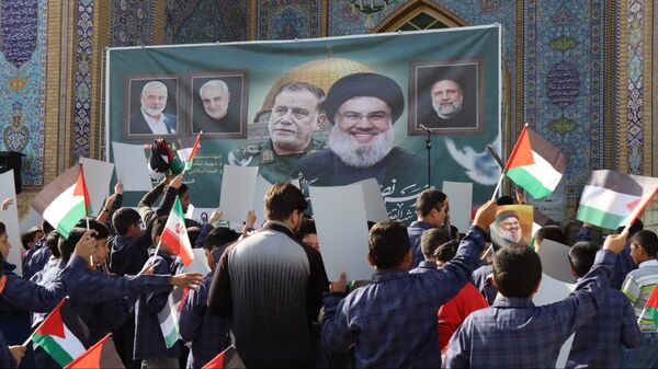  ادای احترام دانش‌آموزان و فرهنگیان شهرستان پاکدشت به مقام شامخ شهیدان مقاومت و شهید سید حسن نصرالله 