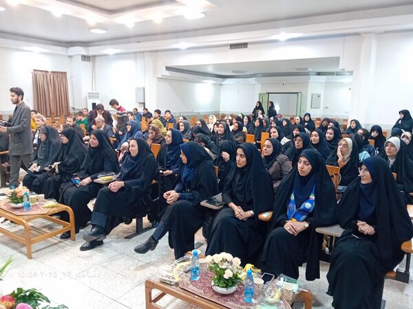 وقتی نوجوانان قلم به دست گرفتند شب شعر رنگی تازه یافت