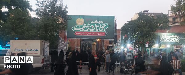 هم اکنون خیابان امام رضا (ع) و خیابان فدائیان اسلام در انتظار تشییع رهبر