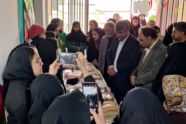  آیین افتتاح جشنواره ماها و ایران‌مون در دبیرستان خدیجه کبری پردیس 