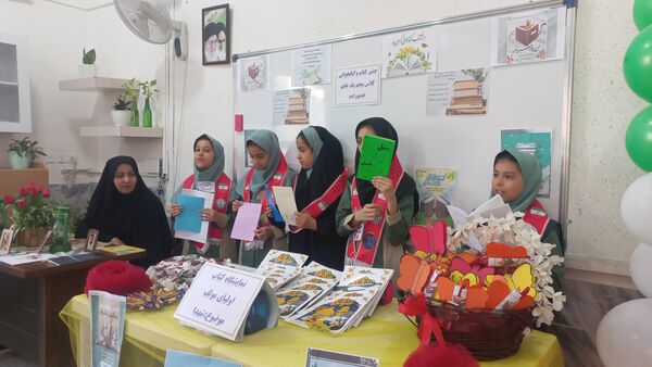 مراسم روز کتاب و کتابخوانی و افتتاح کتابخانه در دبستان شاهد تحقیقی ناحیه ۶