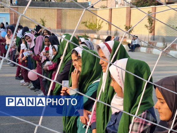بوسه دختران روستای لالب بر دستان زحمت‌کشیده پدران