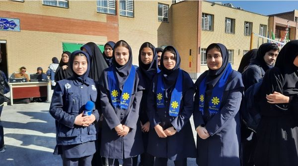 اولین نمایشگاه ماها در دبیرستان فرزانگان ۲ دوره دوم ناحیه ۷ مشهد