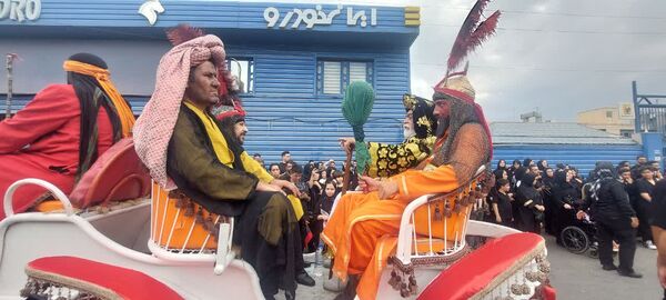 استقبال عزاداران حسینی از کاروان نمادین اسرای کربلا در قم