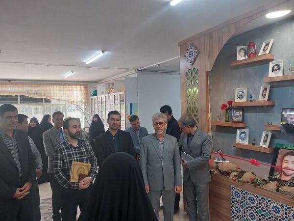 بازدید مسئولان آموزش و پرورش از دبیرستان دوره اول شاهد بروجرد