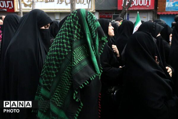  حلما با عروسک‌ها سوگ خانواده شهیدش را در آغوش کشید
