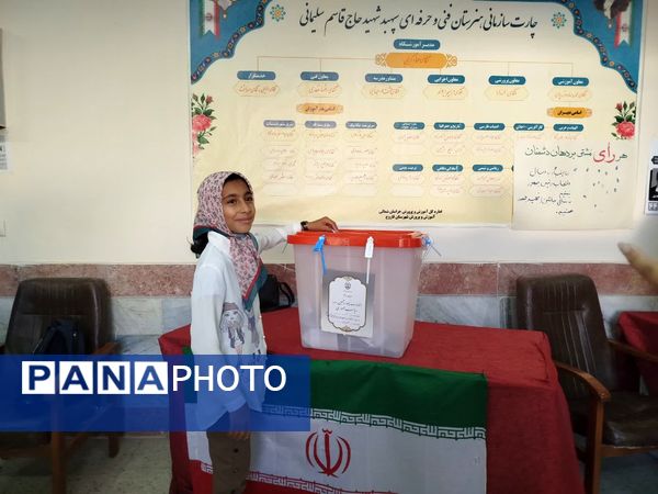 مردم شهرستان فاروج همدل و یکصدا پای صندوق‌های رأی 