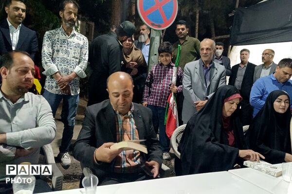 از فروش کتاب تا بیعت با رهبری؛ روایت موکب خانه نخبگان شهرستان دماوند در تجمعات شبانه رودهن
