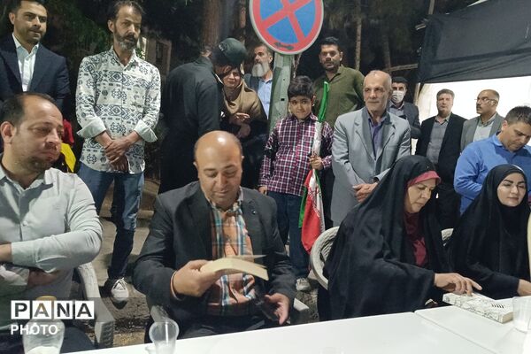 از فروش کتاب تا بیعت با رهبری؛ روایت موکب خانه نخبگان شهرستان دماوند در تجمعات شبانه رودهن