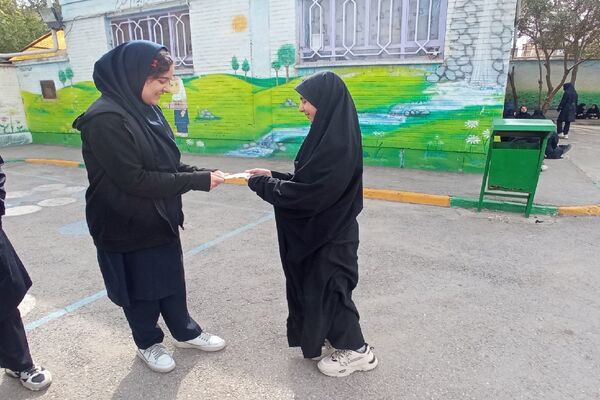 توزیع پاکت‌های امر به معروف و نهی از منکر در دبیرستان دخترانه دلیری